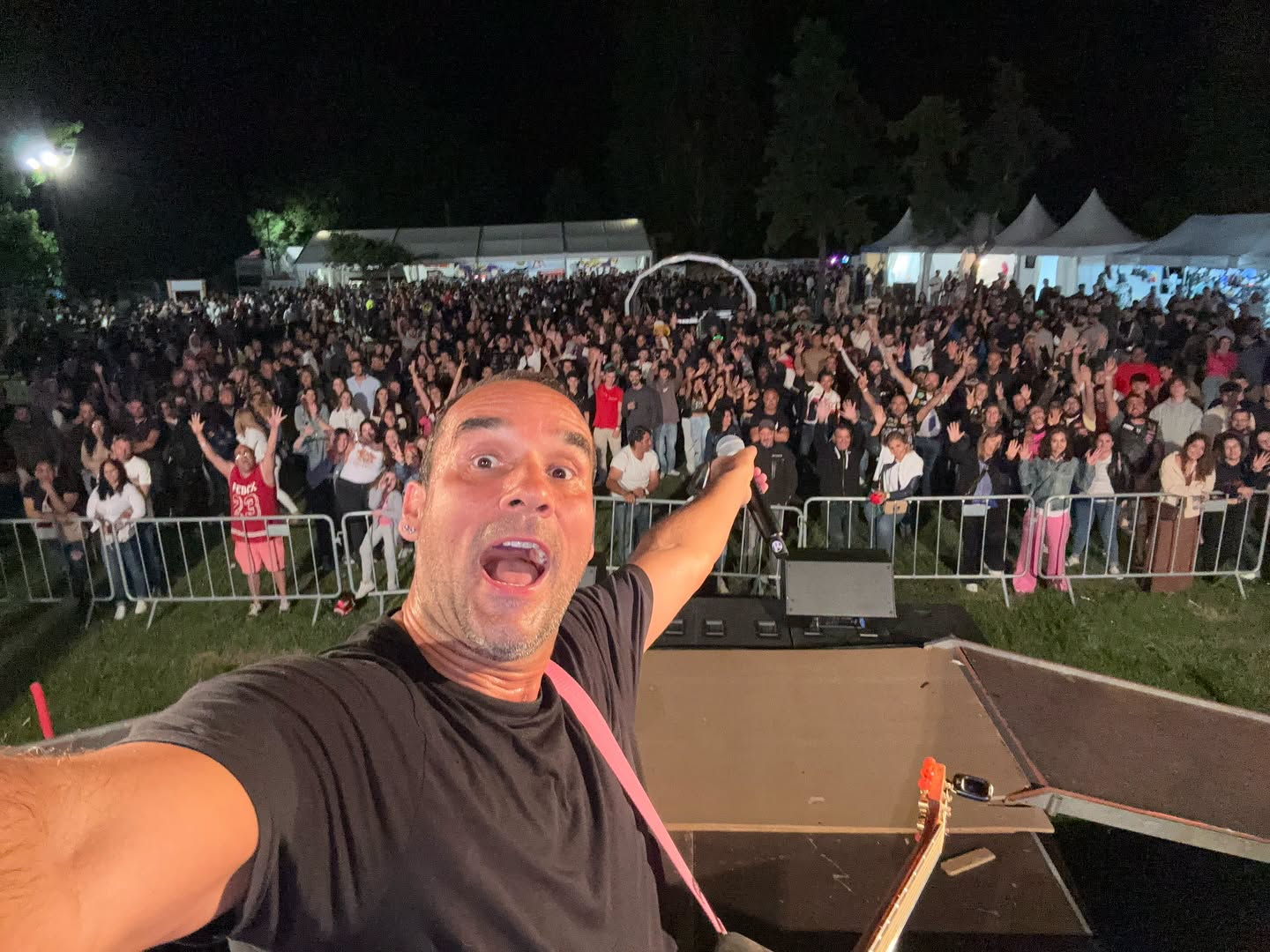 Jaimão em palco a interagir com o público sob luzes de concerto