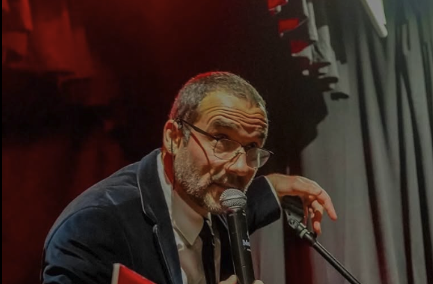 Grande plano de Jaimão em atuação teatral cénica
