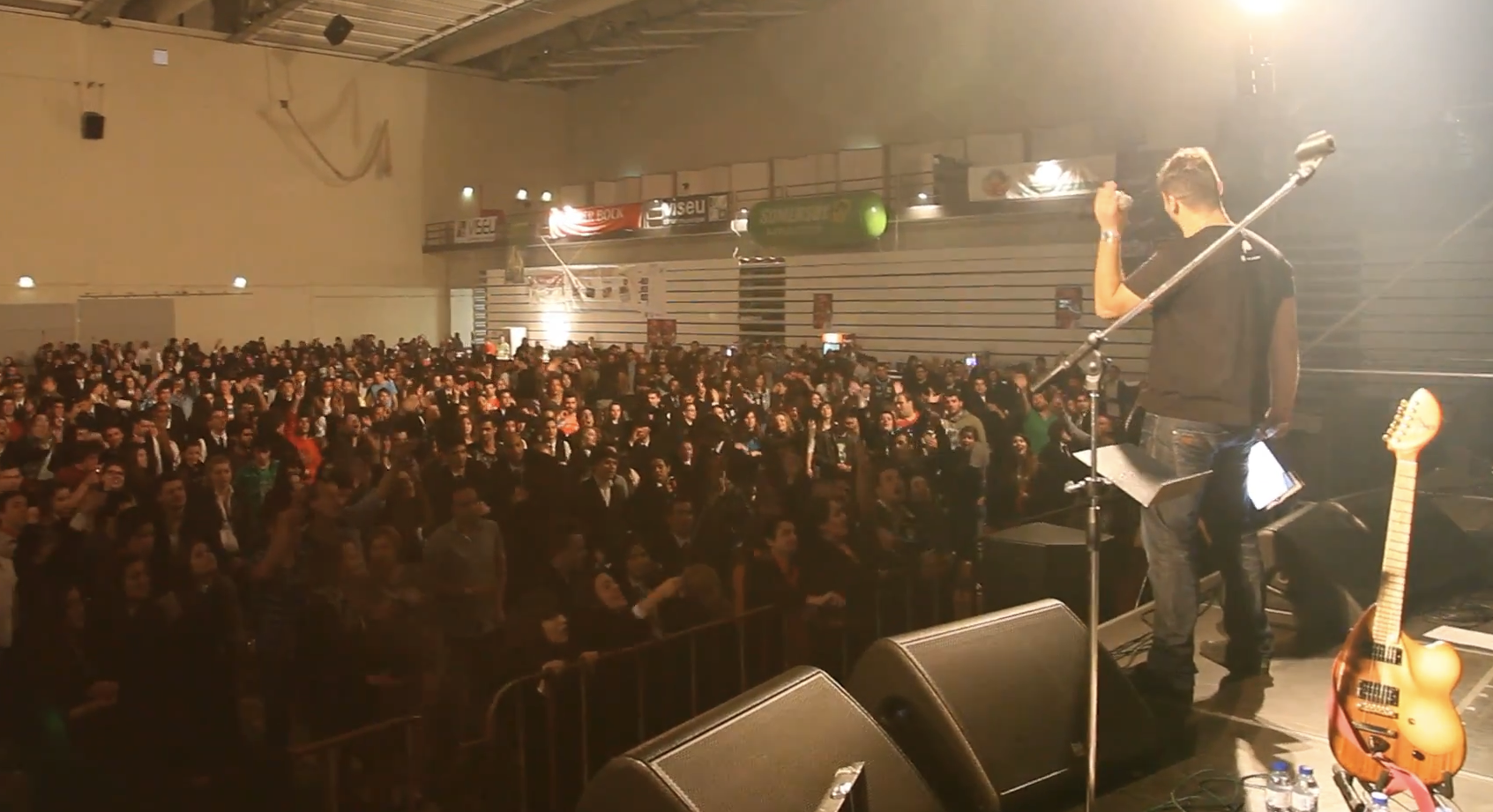 Jaimão em celebração de 30 anos de carreira com confetes e luzes de arena